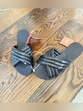Havaianas Black Quilted Crossover Slides nwt